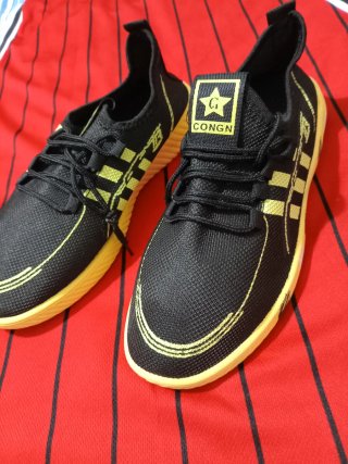 Zapatillas deportivas negras y amarillas