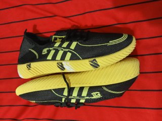 Zapatillas deportivas negras y amarillas