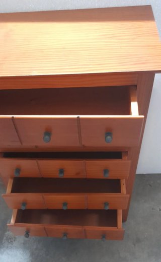 Cómoda de madera con 5 cajones