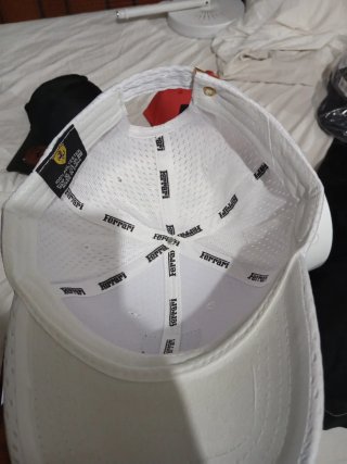 Gorra Ferrari Blanca y Negra