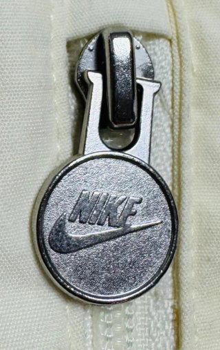 Pantalón chándal Nike beige con logo verde Talla S