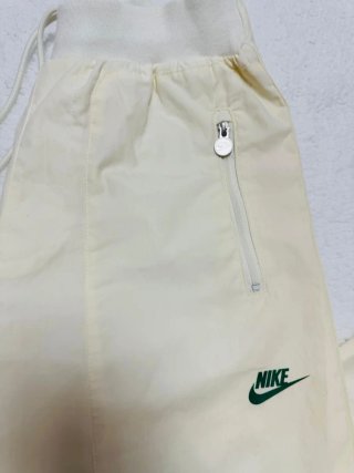 Pantalón chándal Nike beige con logo verde Talla S