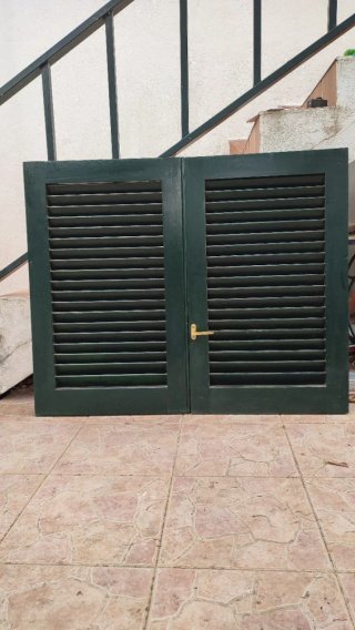 Contraventanas de madera tipo persiana