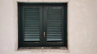 Contraventanas de madera tipo persiana