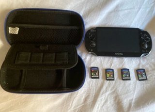 PS Vita Sony Negra + Funda y 4 Juegos