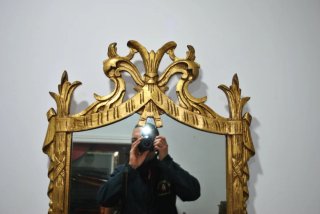 Antiguo espejo dorado con ménsula