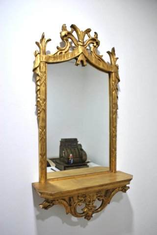 Antiguo espejo dorado con ménsula