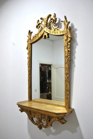 Antiguo espejo dorado con ménsula