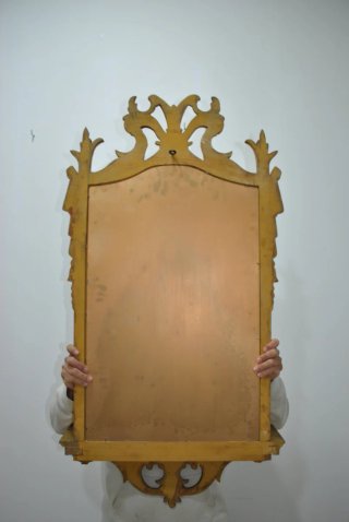 Antiguo espejo dorado con ménsula