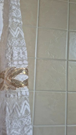 Top bianco con ricami oro e frange