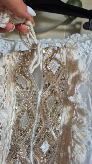 Top bianco con ricami oro e frange
