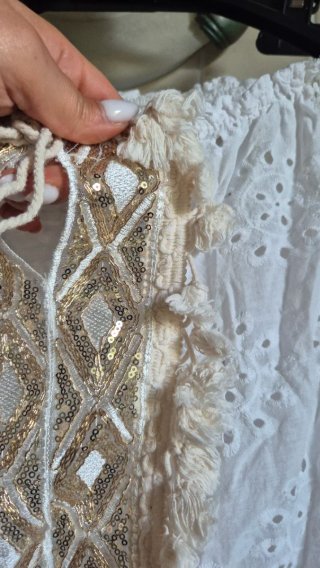Top bianco con ricami oro e frange