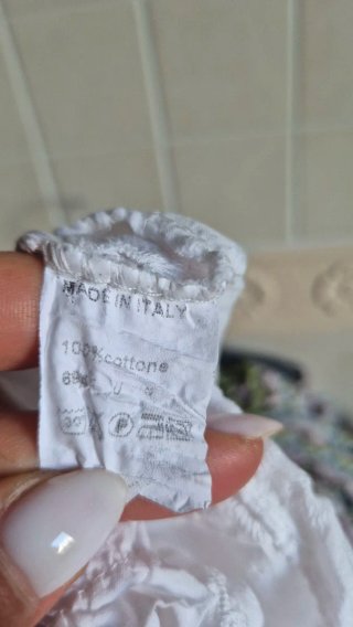 Top bianco con ricami oro e frange