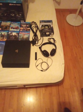 PS4 Pro + 13 Juegos, Volante, Mando y Cascos
