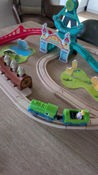 Tren de madera Dinosaurio y Parque de Atracciones