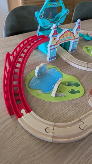 Tren de madera Dinosaurio y Parque de Atracciones
