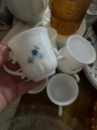 Taza de café antigua con flores azules