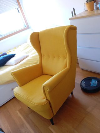Sillón amarillo IKEA de tela Strandmon