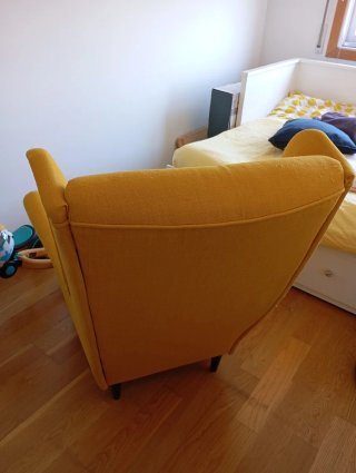 Sillón amarillo IKEA de tela Strandmon