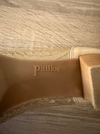 Zapatos Pitillos Beige y Dorado