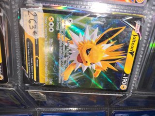 Carta Pokémon Jolteon V Básico