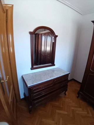 Cómoda de madera con espejo y mármol