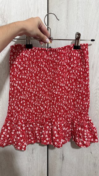 Falda corta flores roja y blanca