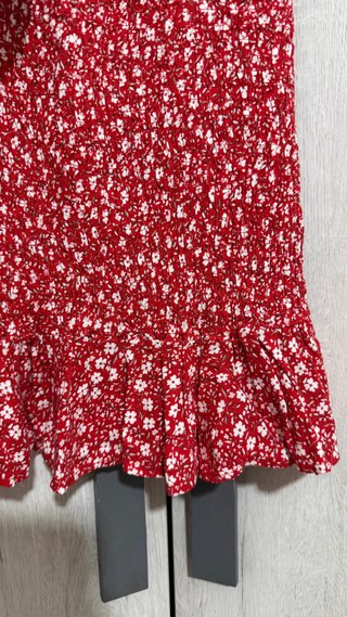 Falda corta flores roja y blanca