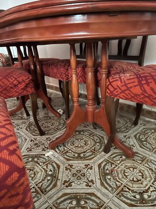 Mesa de comedor ovalada de madera con 6 sillas