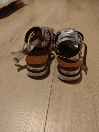 Sandalias romanas plateadas