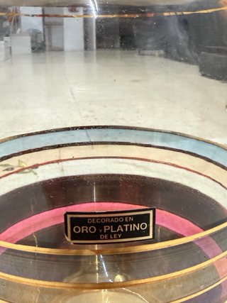Jarrón de cristal con detalles dorados