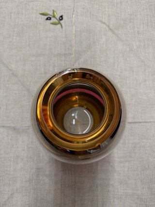 Jarrón de cristal con detalles dorados