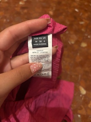 Mono corto de una manga rosa