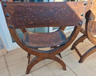 Coppia di Sedie Curul in Pelle e Legno