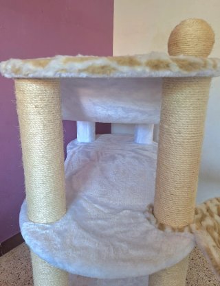 Árbol rascador para gatos beige y blanco
