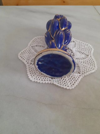 Antiguo florero de cerámica azul y dorado