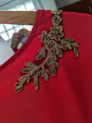 Vestido fucsia con detalles dorados.