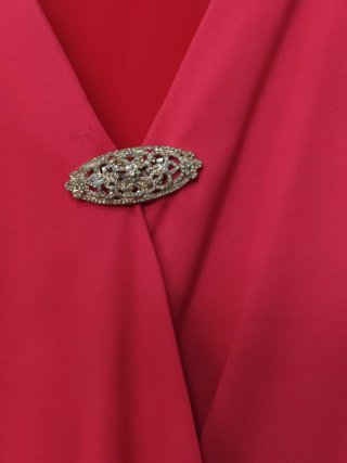 Vestido fucsia con detalles dorados.