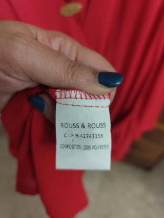 Vestido fucsia con detalles dorados.