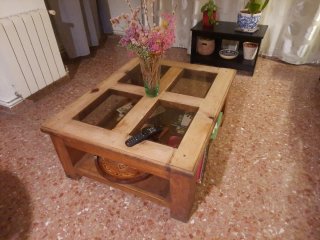 Tavolo da salotto in legno massello con cristallo