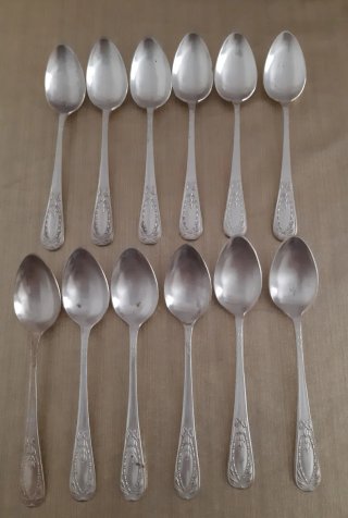 Cubertería antigua baño de Plata     54 Piezas