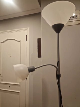 Lámpara de pie moderna gris y blanca