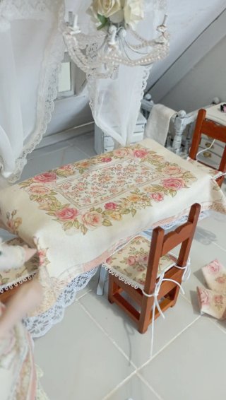 Set tovaglia e 4 tovaglioli casa bambole 1:12
