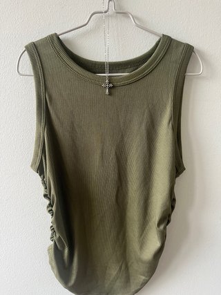 Top verde acanalado con detalles fruncidos