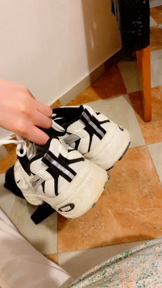 Tenis New Balance grises y blancos