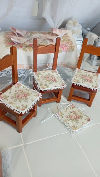 Set di 4 cuscini imbottiti per sedie casa bambole