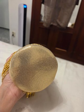 Bolso de fiesta dorado con pedrería