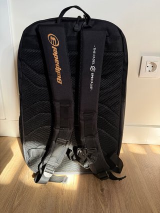 MOCHILA BULLPADEL THERMOPOCKET NEGRA Y BRONCE