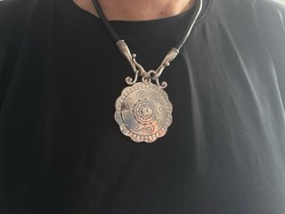 Collar de cuero con colgante plateado