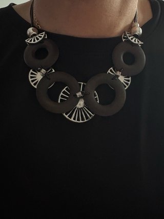 Collar marrón y plateado con aros